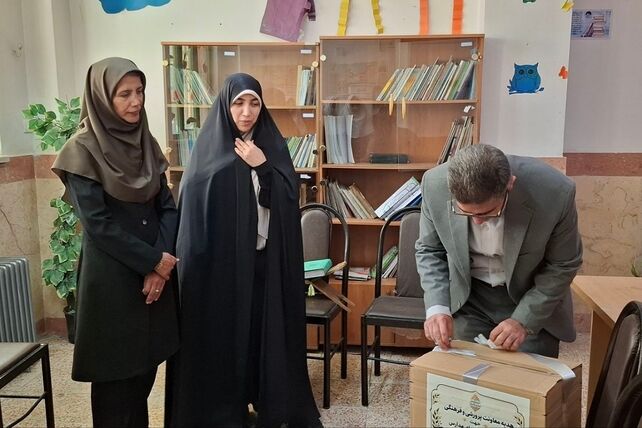 تجهیز کتابخانه دبستان دخترانه پروین اعتصامی با مجموعه‌ای از کتاب‌های اهدایی اداره کل و نهادهای فرهنگی