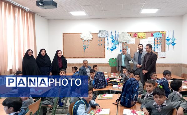 برگزاری جشن شکوفه ها در دبستان حاج تقی احدیان ناحیه ۶ مشهد