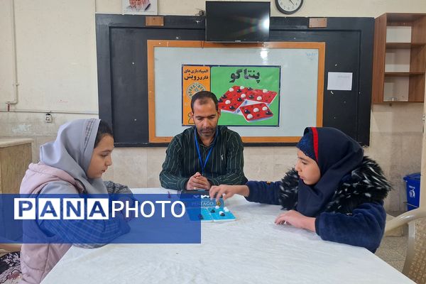 تصاویری زیبا از تمرکز دانش‌آموزان دختر در المپیاد رویش ناحیه۳ شیراز 