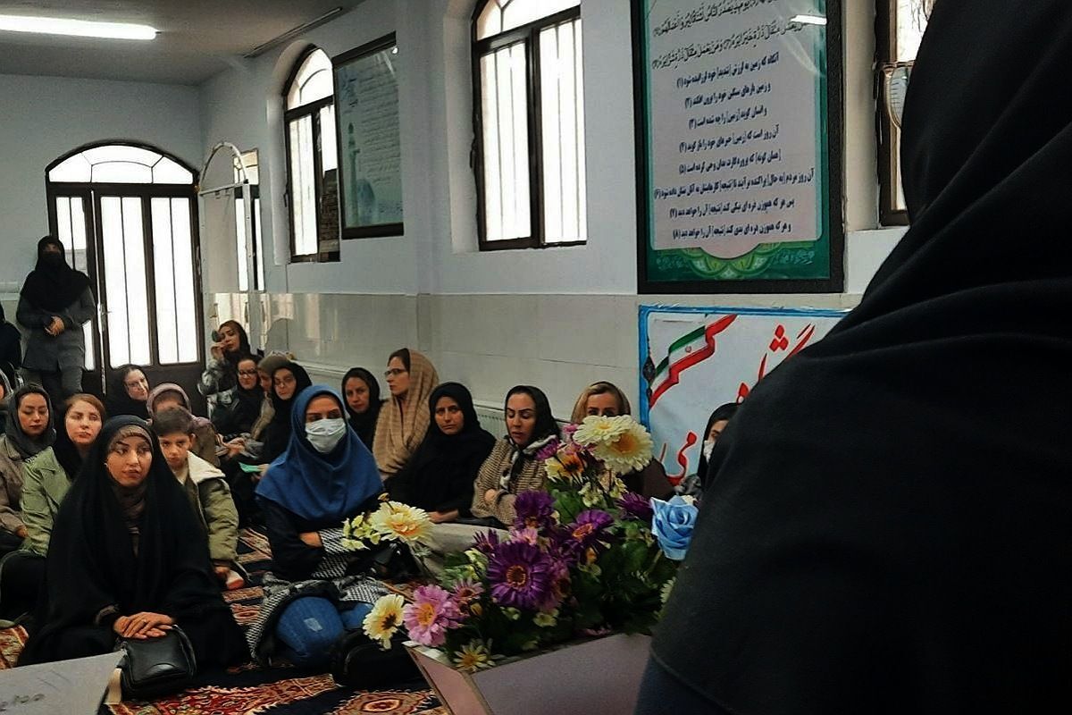 جلسه آموزش خانواده در دبیرستان پروین اعتصامی