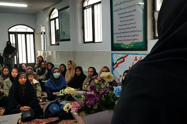 جلسه آموزش خانواده در دبیرستان پروین اعتصامی