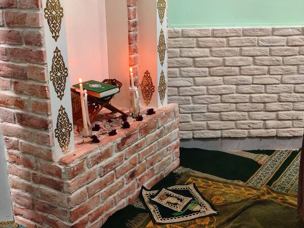 آیین نواختن زنگ نماز  باشعار «مِهربامُهر» در دبیرستان دوره اول آرمینه مصلی‌نژاد