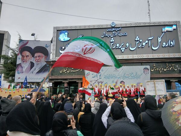 باران عشق وارادت به انقلاب همراه با باران‌ها ی نقره‌ای رشت