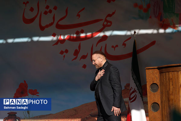 تشییع پیکرهای ۱۰۰ شهید گمنام از مقابل دانشگاه تهران