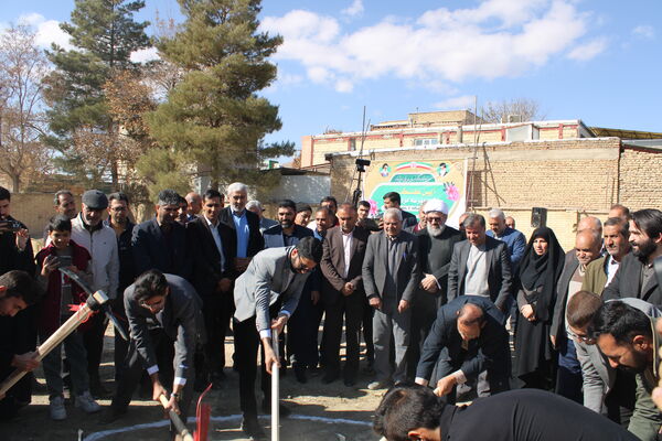 آیین کلنگ زنی مدرسه شش کلاسه در شهرستان بن