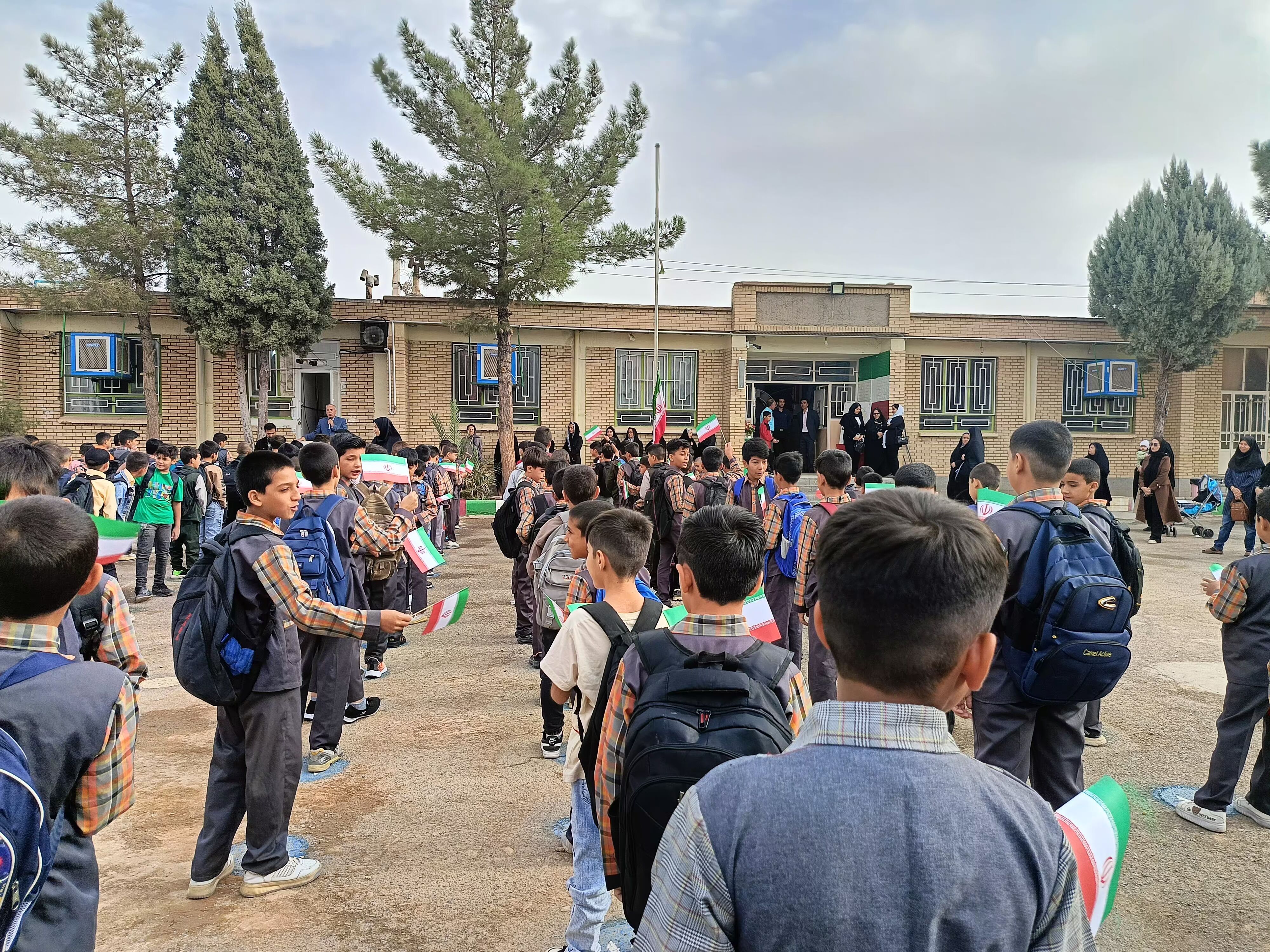 آغاز بازگشایی مدارس و شور و حال دانش آموزان دبستان شهید پسندیده فدافن در نخستین روز پاییز