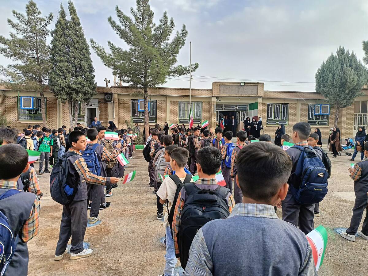 آغاز بازگشایی مدارس و شور و حال دانش آموزان دبستان شهید پسندیده فدافن در نخستین روز پاییز
