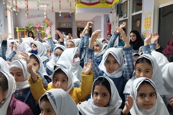 جشن مبعث پیامبر اکرم (ص) در دبستان زنده یاد قمصری شهرستان ورامین