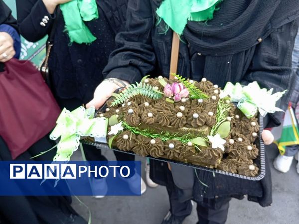 تشییع پیکر شهید شاهرخی‌فر بر دستان مردم شوشتر