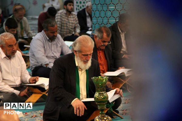 محفل جزء خوانی قرآن در امامزاده سید جعفر محمد یزد