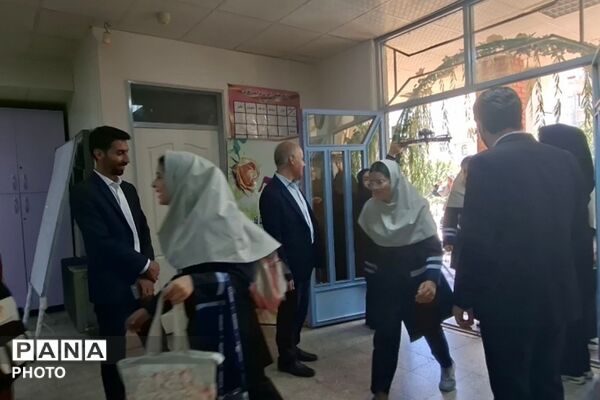 آغاز سال تحصیلی در زینبیه ۲ شهریار با اقامه نماز جماعت و حضور مسئولان آموزش و پرورش