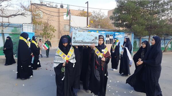 وداع دانش‌آموزان دبیرستان فرهنگیان ناحیه ۷ با شهید گمنام 