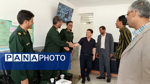 بازدید فرمانده بسیج دانش آموزی از دبیرستان شاهد صاحب الزمان 