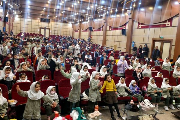 برگزاری سیرک لی‌لی پوت‌ها در اداره آموزش و پرورش رباط‌کریم