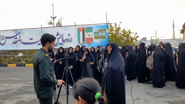 غبارروبی و گلباران مزار شهدای ملارد در رزمایش بزرگ بیت‌المقدس بسیجیان