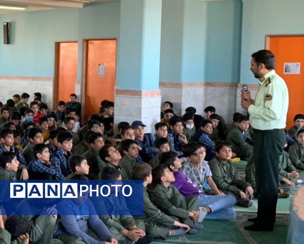 نشست صمیمی پلیس با دانش‌آموزان مدرسه شهدای غزه قم