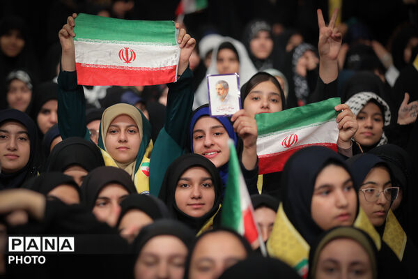 لحظه‌های ماندگار دیدار دانش‌آموزان با رهبر شهید انقلاب