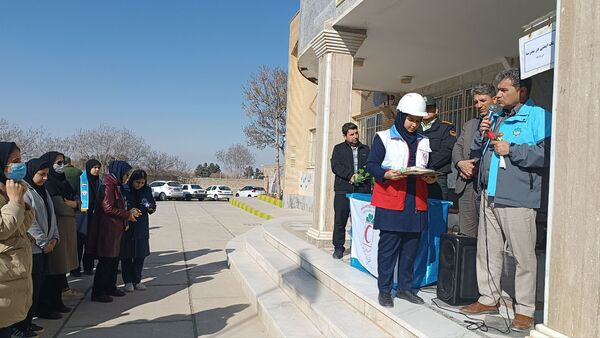 نواختن زنگ زلزله در دبیرستان کوشش شهرستان فاروج 