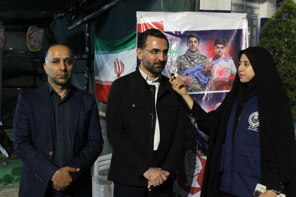 بازدید قائم‌مقام سازمان دانش‌آموزی از غرفه شهدای دانش‌آموز ورامین