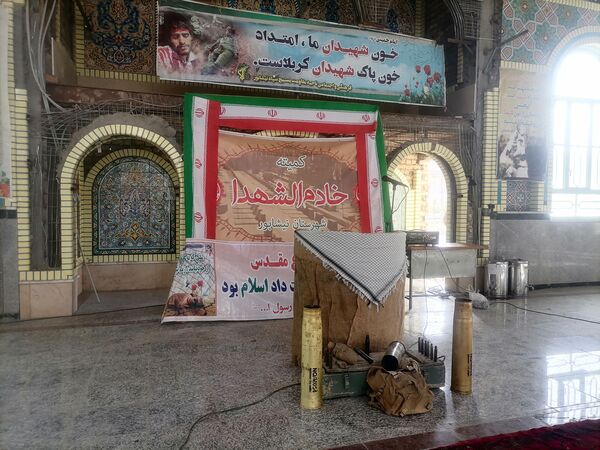 نمایشگاه شهدایی وروایتگری راوی دفاع مقدس در گلزار شهدای شهر بار نیشابور 