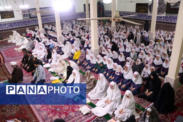 اقامه نماز در مدرسه شهیدان ایرلو قرچک