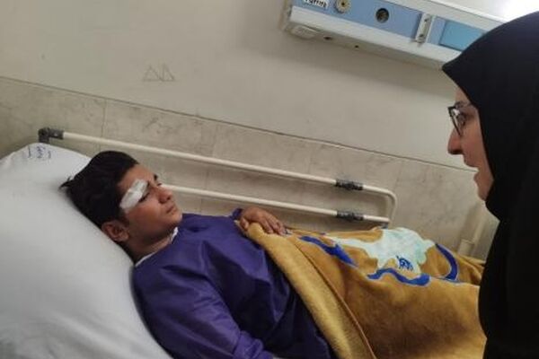 عیادت معاون آموزش ابتدایی از دانش‌آموزان آسیب‌دیده حادثه سرویس مدارس اردکان/ تاکید بر پیگیری درمان و دلجویی از خانواده‌ها