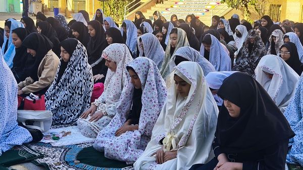 نماز جماعت باران در آموزشگاه شهید فتحی‌پور ناحیه یک شهرستان بهارستان