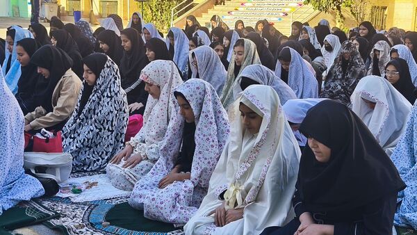 نماز جماعت باران در آموزشگاه شهید فتحی‌پور ناحیه یک شهرستان بهارستان