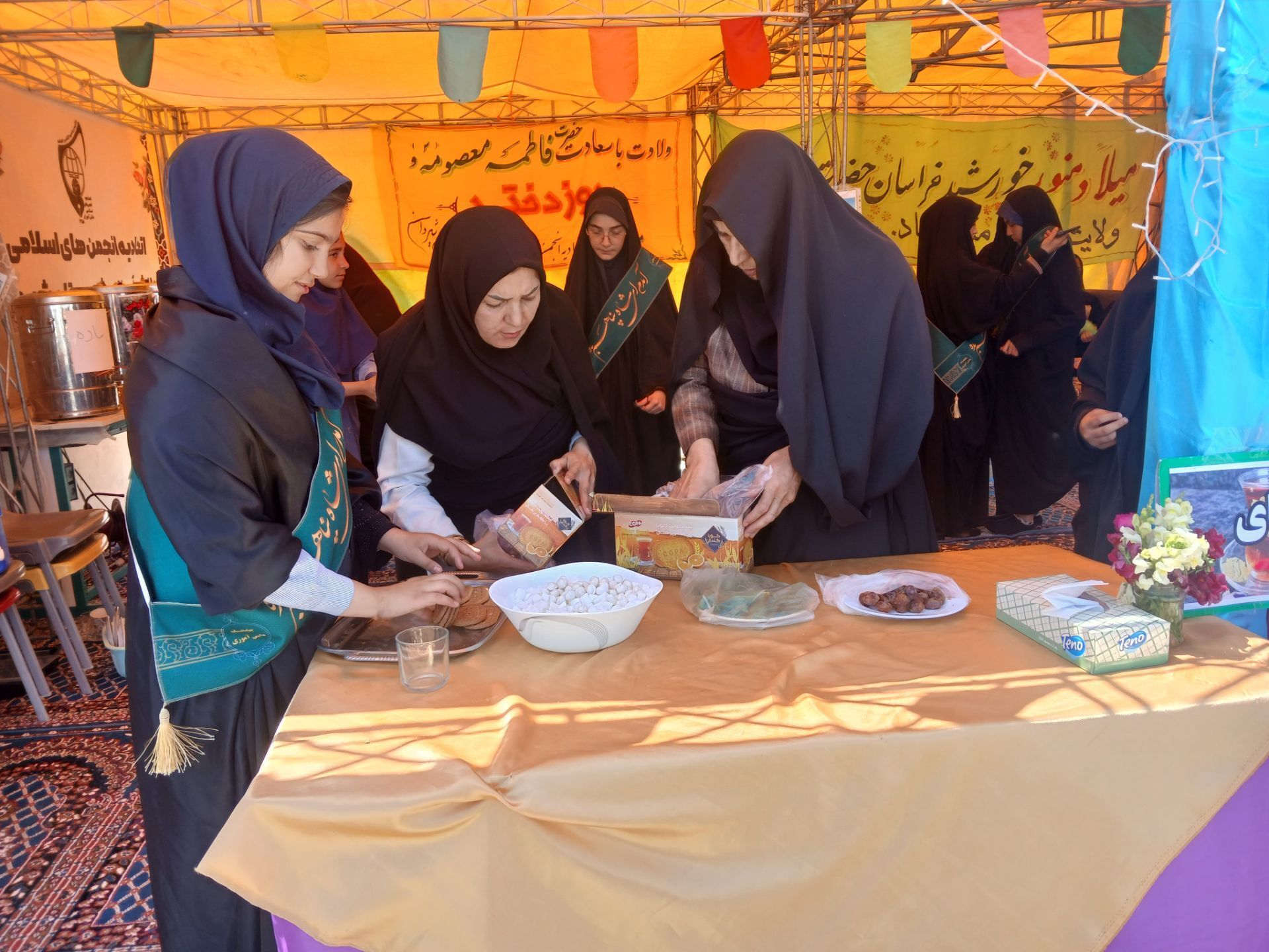 همکاری دانش آموزان خادمیار دبستان ضحی۲ با چایخانه دانش آموزی حضرت رضا(ع) شیروان