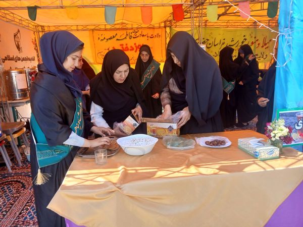 همکاری دانش آموزان خادمیار دبستان ضحی۲ با چایخانه دانش آموزی حضرت رضا(ع) شیروان