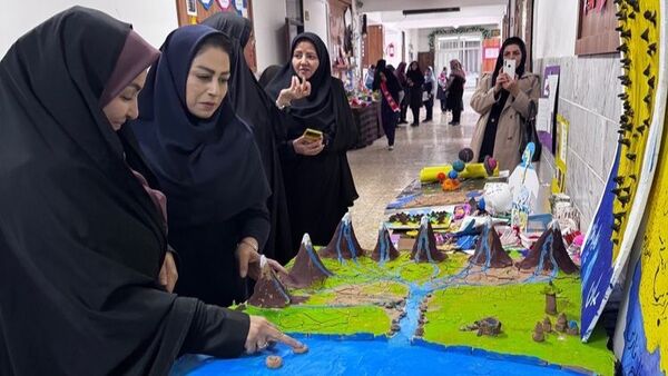 نمایشگاه آثار فرهنگی هنری و دست سازه‌های دانش آموزی در دبستان دخترانه فرهنگیان ۲