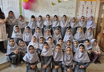 جشن شکوفه ها؛ نخستین قدم کلاس اولی های میبد در مسیر مدرسه