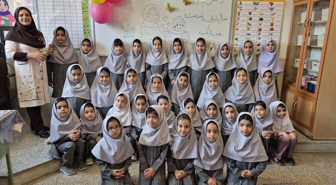 جشن شکوفه ها؛ نخستین قدم کلاس اولی های میبد در مسیر مدرسه
