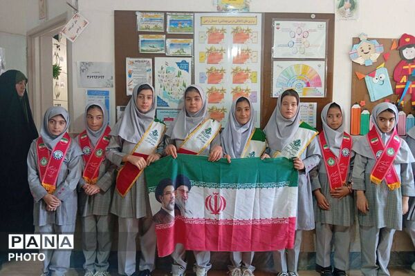 میزبانی دانش‌ آموزان دبستان دخترانه نرجس از پرچم متبرک حرم امام حسین (ع)