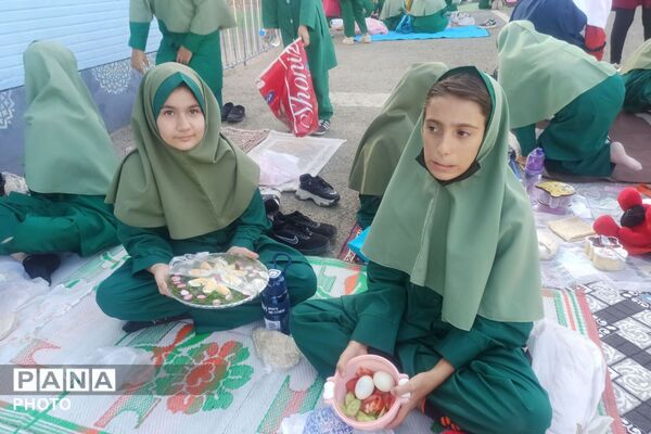 جشن تخم‌مرغ در حیاط مدرسه