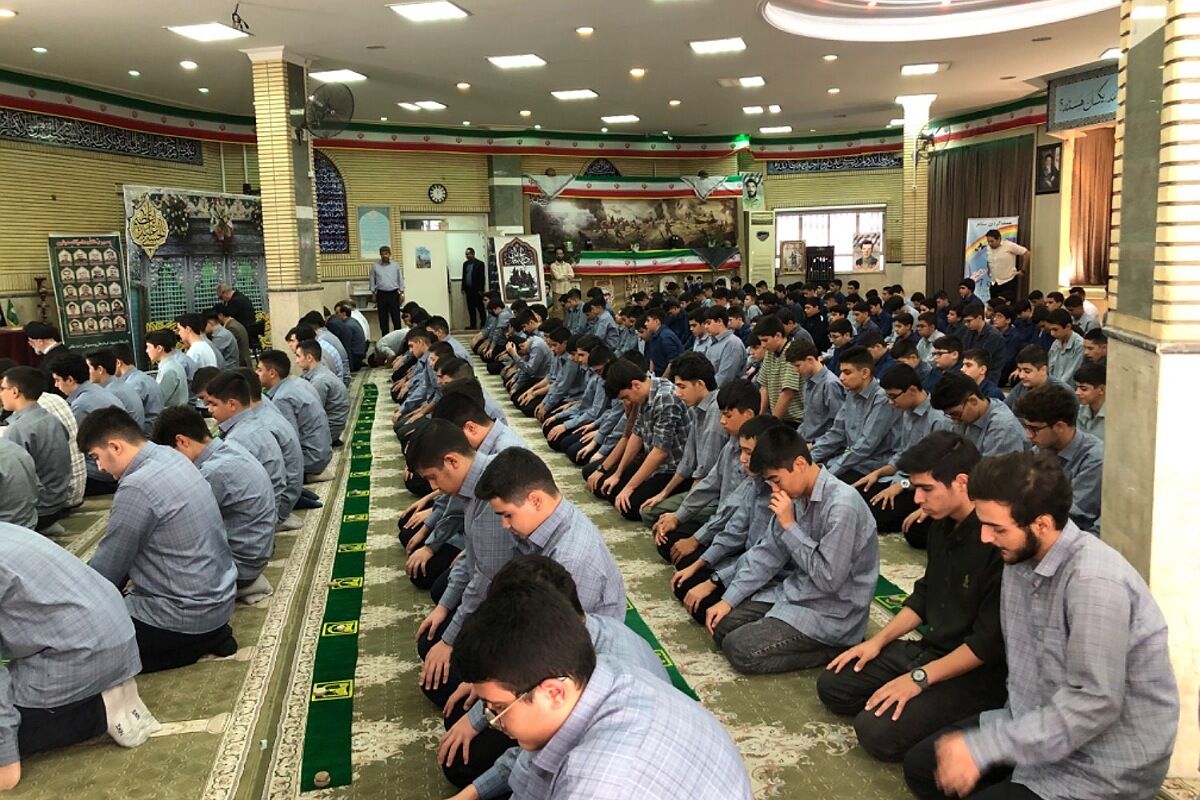 اقامه اولین نماز ماه مهر در دبیرستان حکمت نبوی ناحیه دو شهرری 