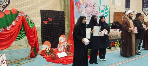 تقدیر از دانش‌آموزان برگزیده ناحیه چهار قم در جشنواره «فردا»