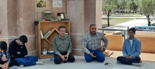 ادای احترام و غبارروبی گلزار شهدای گمنام توسط دانش‌آموزان