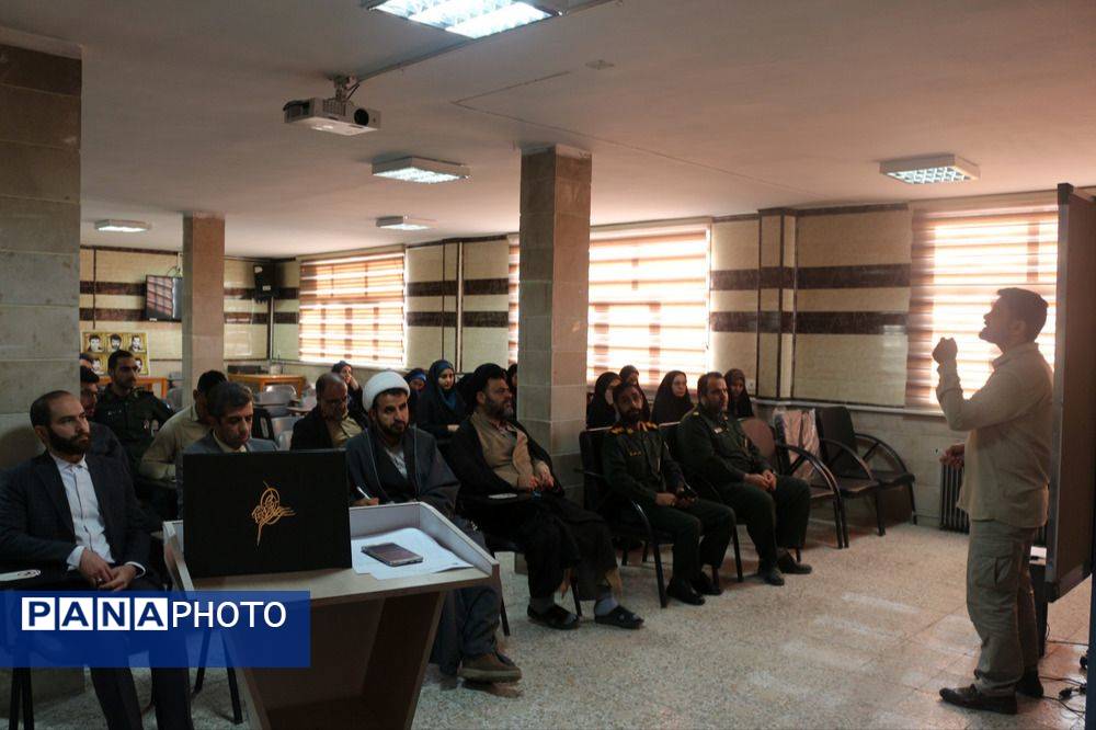 پیوند مهارت و معرفت در آموزش و پرورش فیروزکوه به همراه تلاوت زیارت عاشورا و کارگاه اسنپ‌بک 