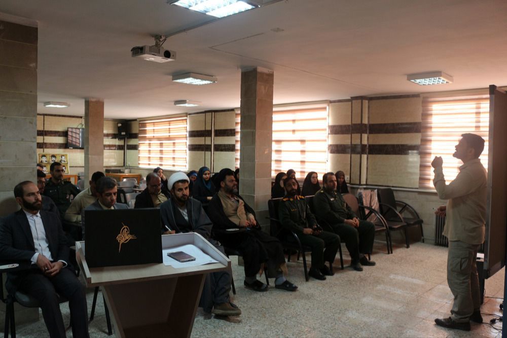 پیوند مهارت و معرفت در آموزش و پرورش فیروزکوه به همراه تلاوت زیارت عاشورا و کارگاه اسنپ‌بک 