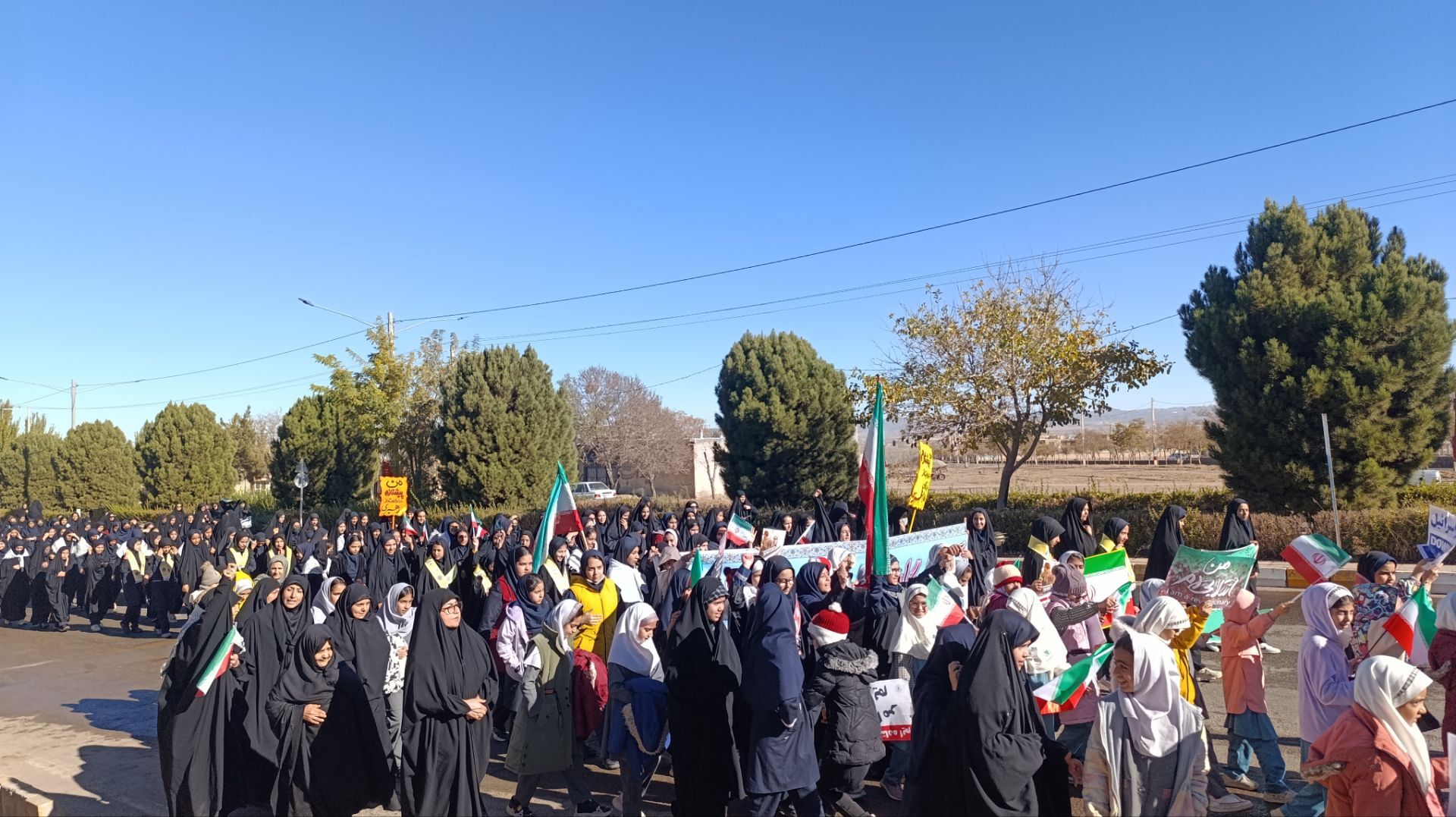 حضور پرشور دانش‌آموزان رباط‌سنگ در راهپیمایی 13 آبان ؛ حماسه‌ای از شور و همبستگی 