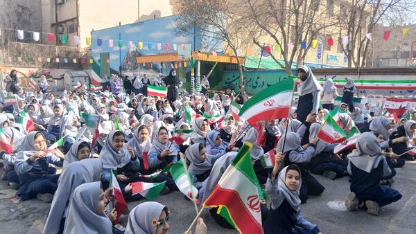 بزرگداشت روز ۲۲ بهمن  در دبستان میثاق 