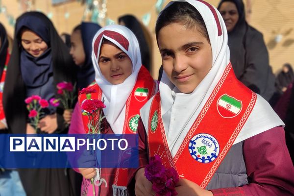 تجدید میثاق دانش‌آموزان با شهدا