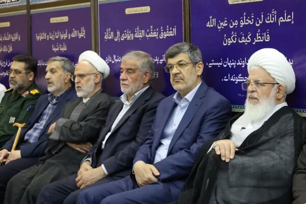 ضیافت افطاری جمعی از دانش‌آموزان با امام جمعه یزد 