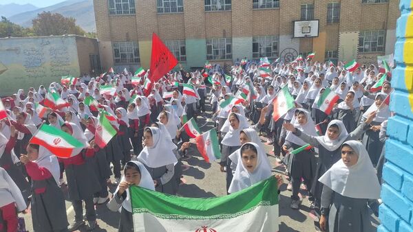 یک پرچم، یک نقشه، یک صدا: همبستگی و عشق به وطن در مدرسه پروین اعتصامی شازند