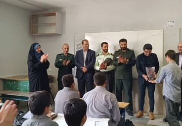 تبریک هفته معلم به مدارس رودهن توسط مسئولین منطقه‌ای 