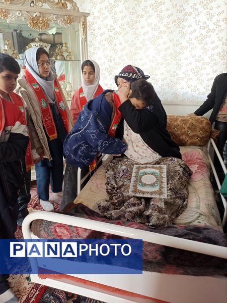 تجلیل پیشتازان از مادران شهدا به‌مناسبت هفته قرآن، عترت و نماز در خداآفرین