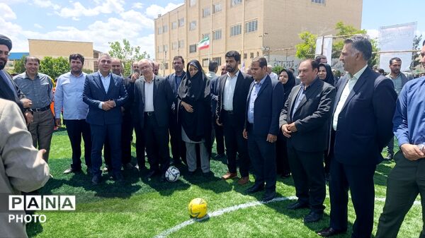 افتتاح زمین چمن مصنوعی شهدای جنگ رمضان در دبیرستان مقداد شهر لاهیجان 
