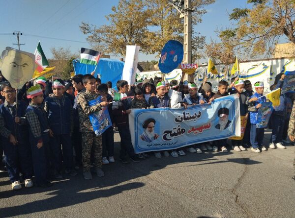 حضور دانش آموزان و آحاد مردم شریف منطقه رضویه در راهپیمایی 13آبان