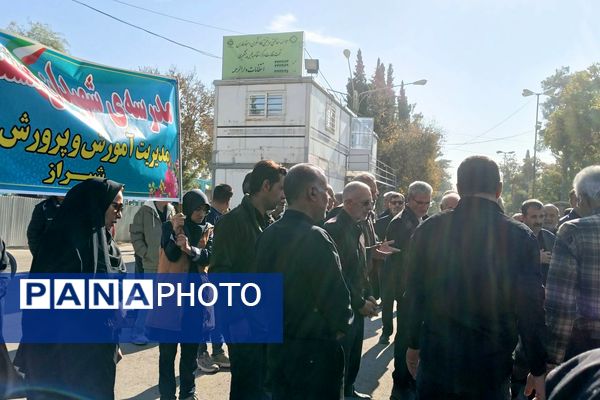 تشییع پیکر مادر شهیدان مشتاقیان در شیراز